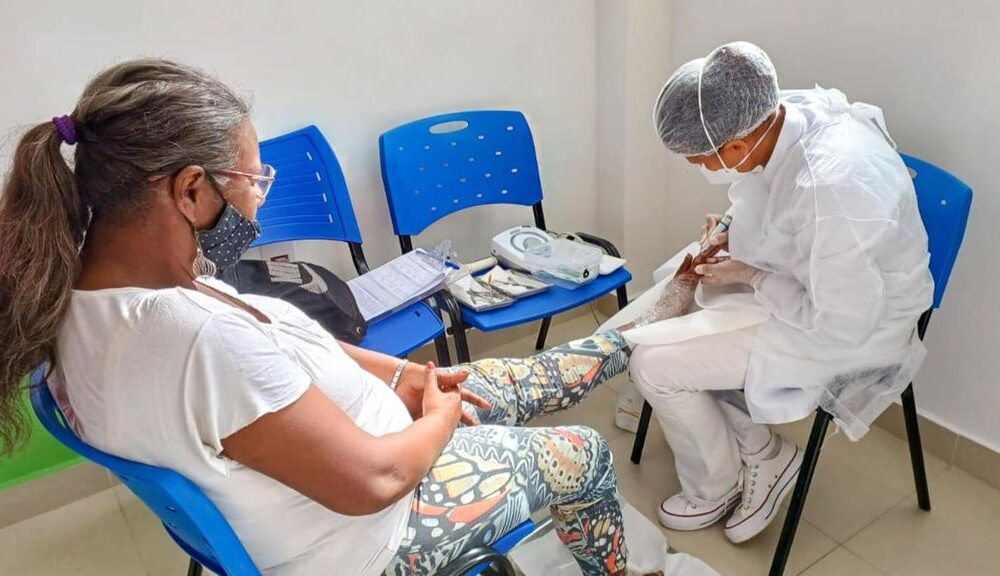 Pacientes com diabetes recebem atendimento de podologia na Clínica da Família Hortolândia