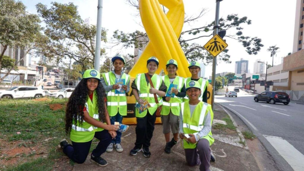 Comitê das Crianças colaboram com blitz educativa pela Avenida Nove de Julho, em Jundiaí
