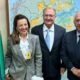 Presidente do Conselho, Sebastião Misiara e Presidente Executiva da UVESP, Silvia Melo, com Geraldo Alckmin