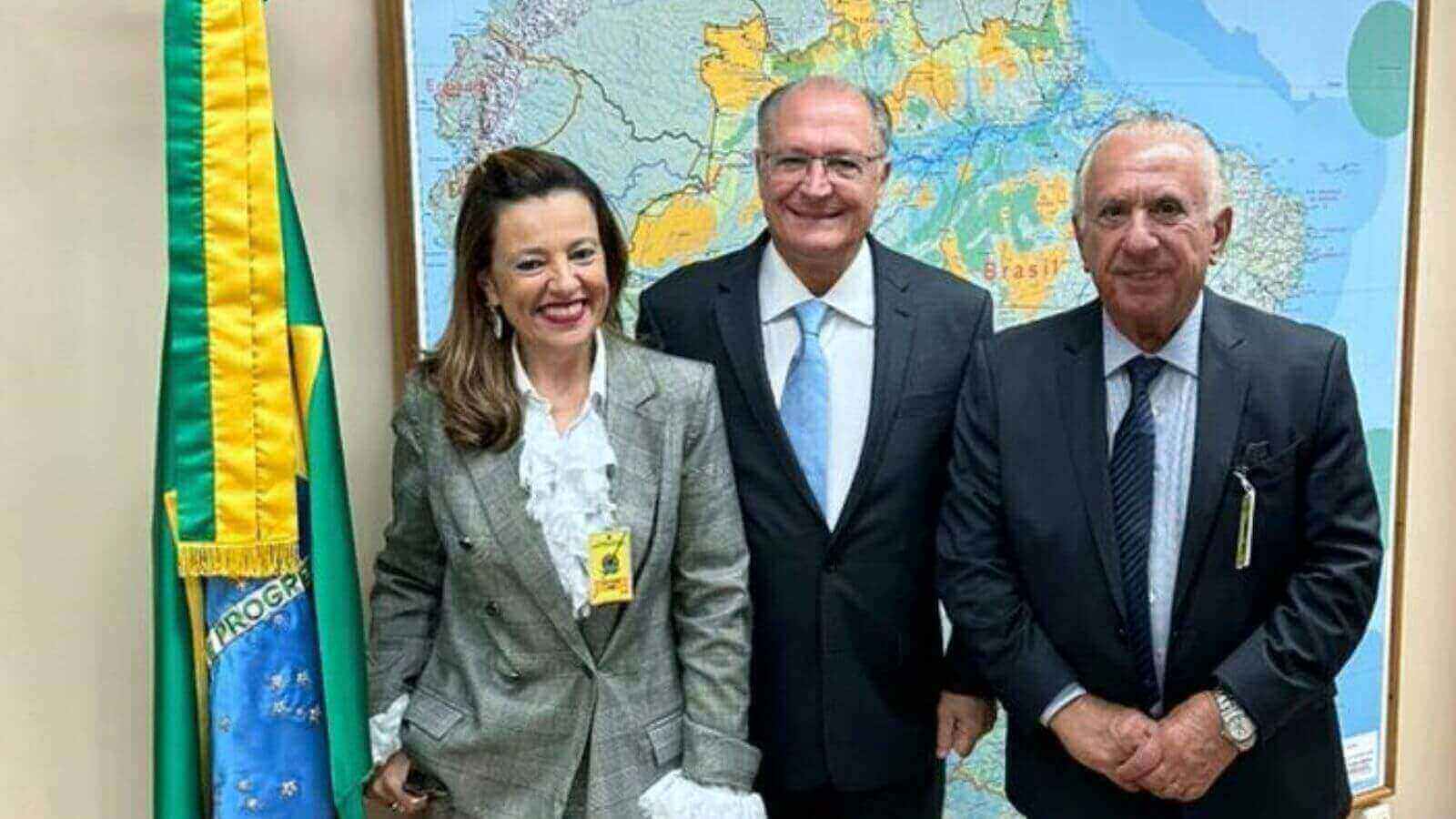 Presidente do Conselho, Sebastião Misiara e Presidente Executiva da UVESP, Silvia Melo, com Geraldo Alckmin