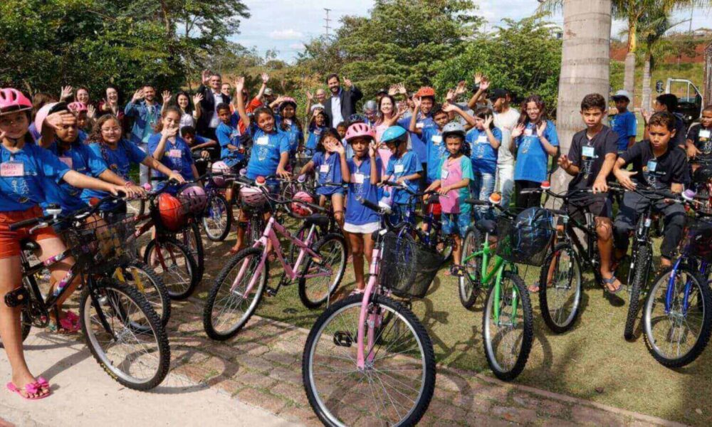 Em Jundiaí, funcionários da empresa JDE doam bicicletas novas para crianças da Casa da Fonte