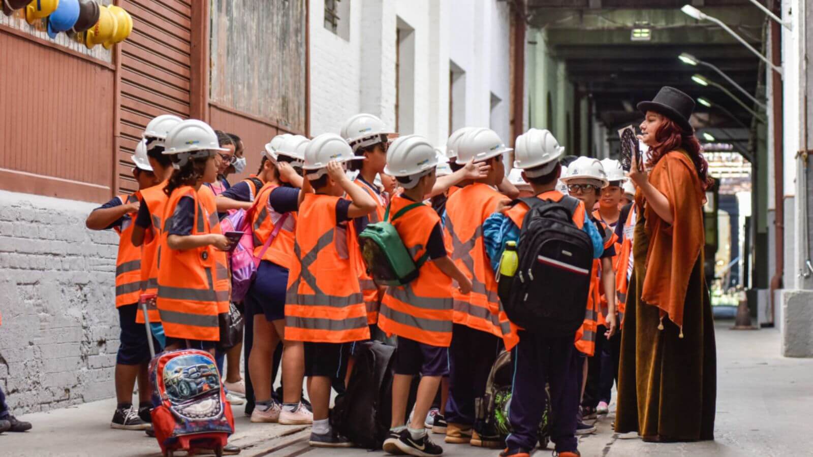 Crianças em passeio do Passaporte Cultural de Jundiaí