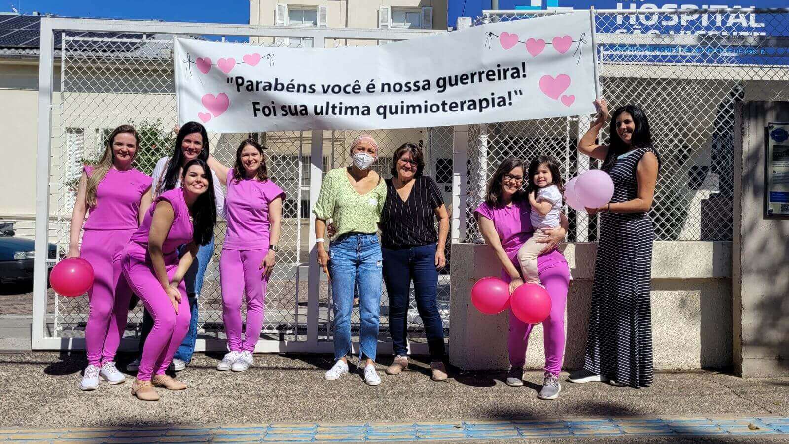 Paciente do Hospital São Vicente é surpreendida com homenagem em última sessão de quimioterapia