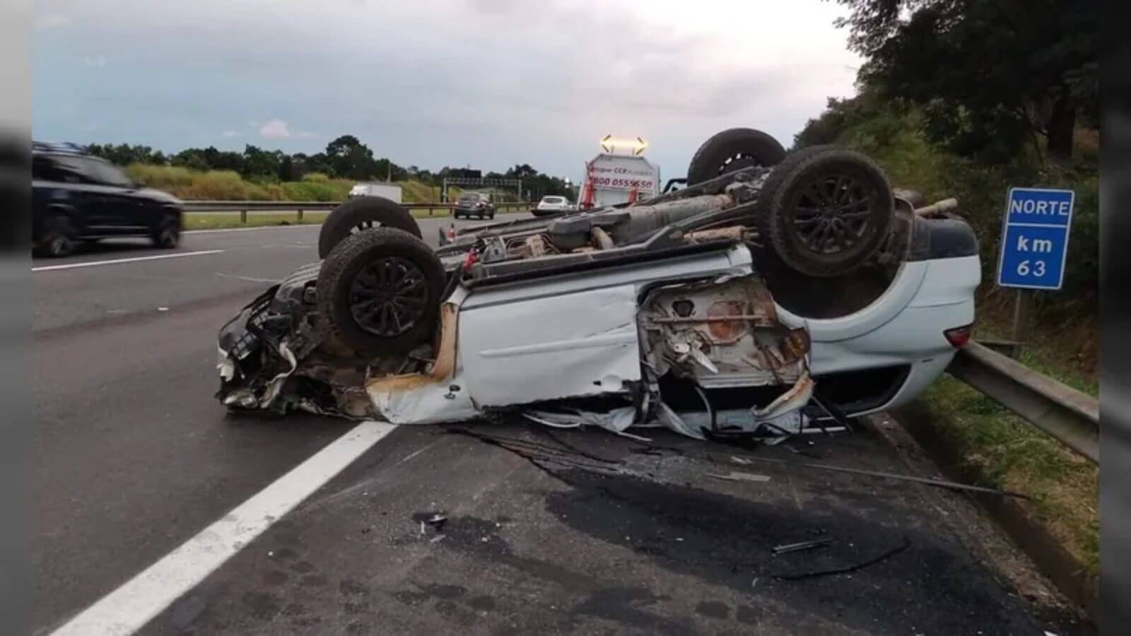 Batida entre carro e caminhão em rodovia de Jundiaí deixa uma pessoa morta e cinco feridas