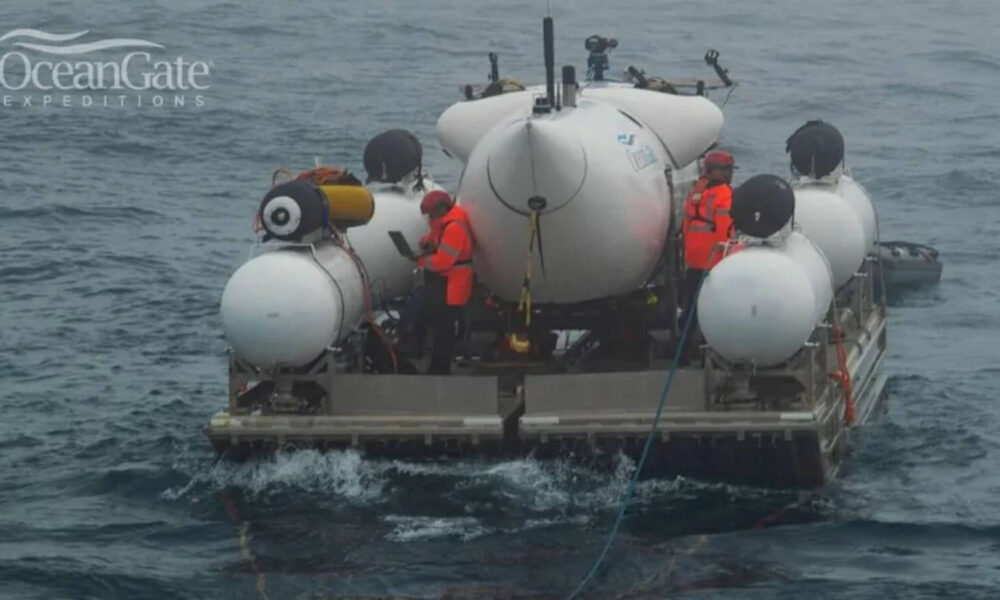 Submarino que leva turistas para ver o Titanic desaparece