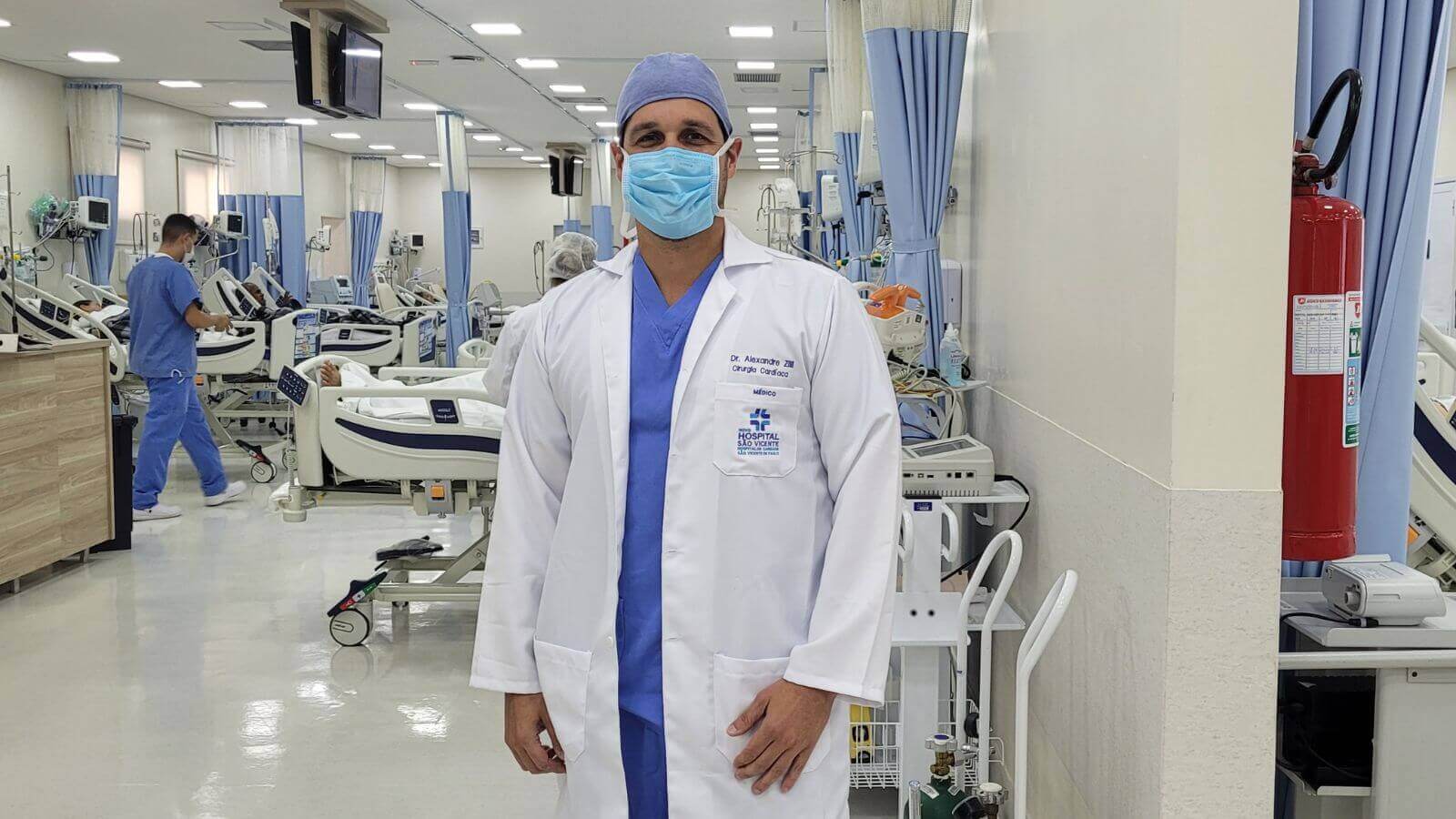 Cirurgião do Hospital São Vicente participa de treinamento de cirurgias robóticas em Ohio