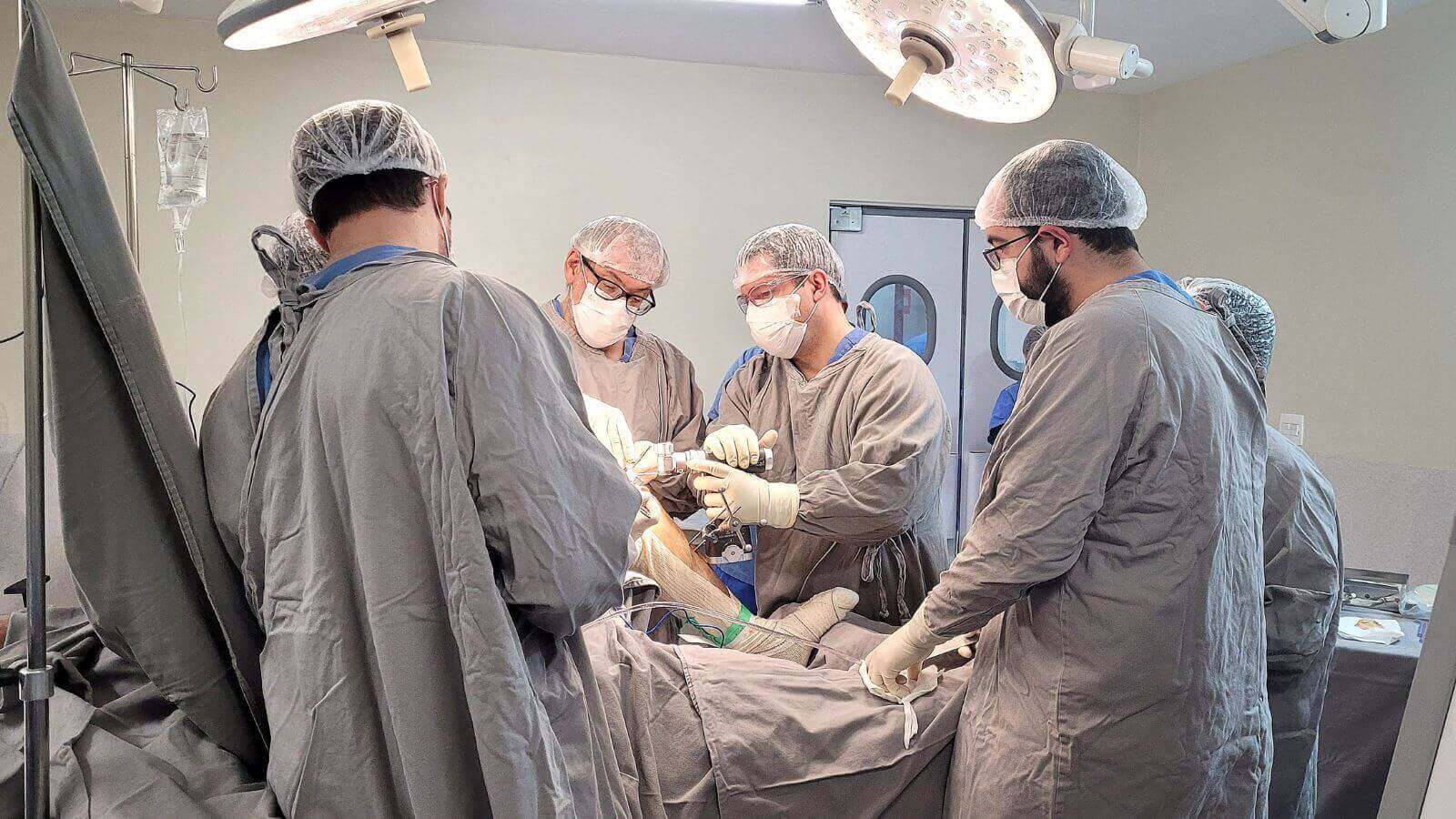 Hospital São Vicente recebe especialista francês para aprimorar procedimentos cirúrgicos