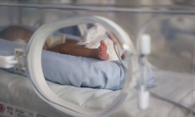 Bebê em incubadora