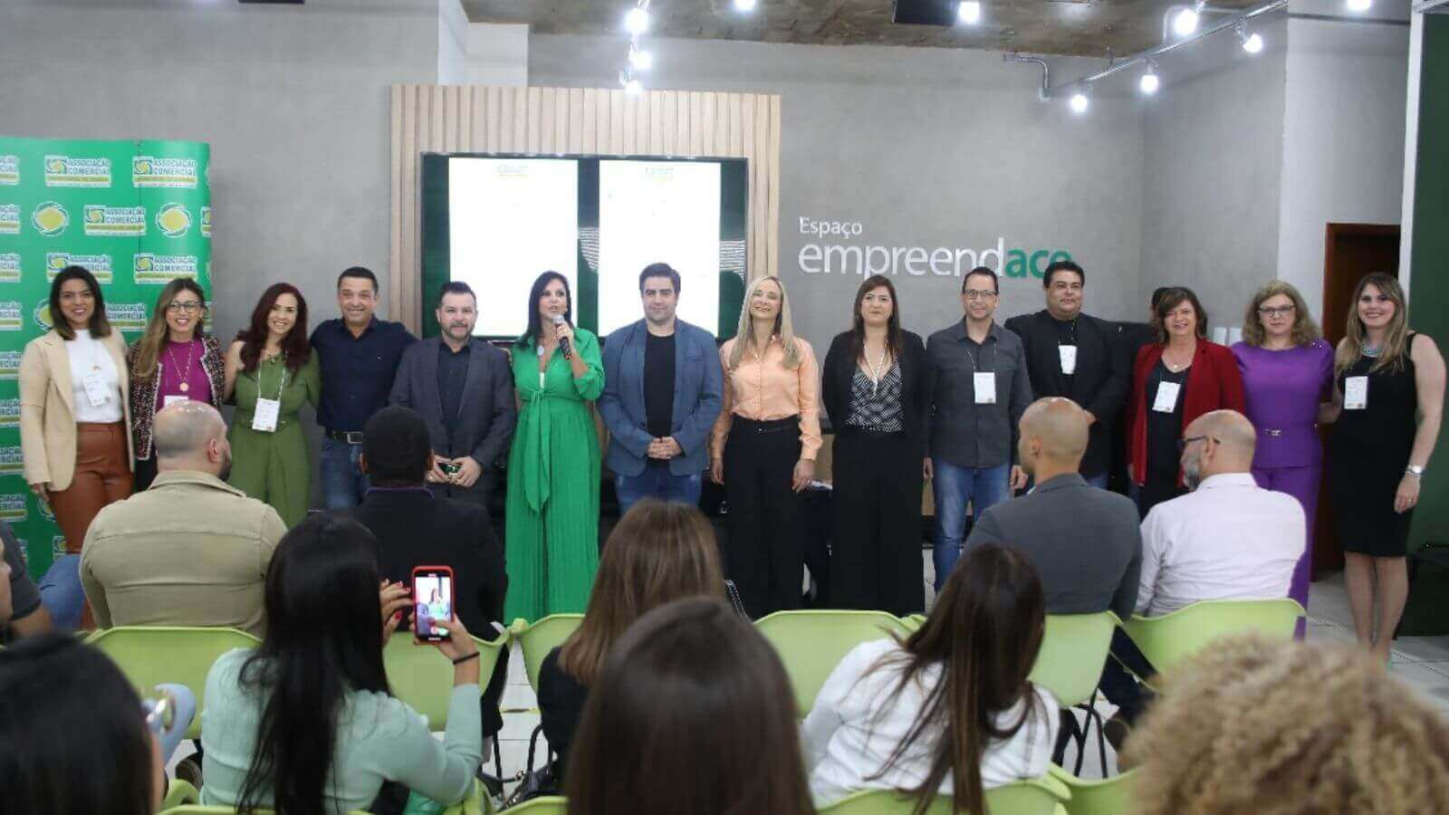 ACE Jundiaí reúne empresários em manhã de café, negócios e aclamação da nova presidente