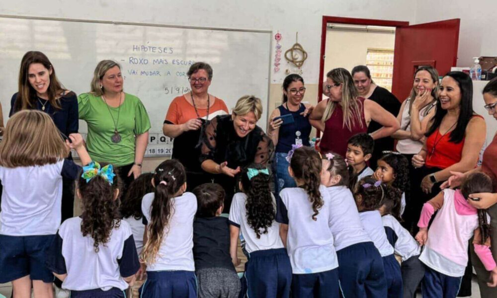 Educadora portuguesa conhece o programa Escola Inovadora de Jundiaí
