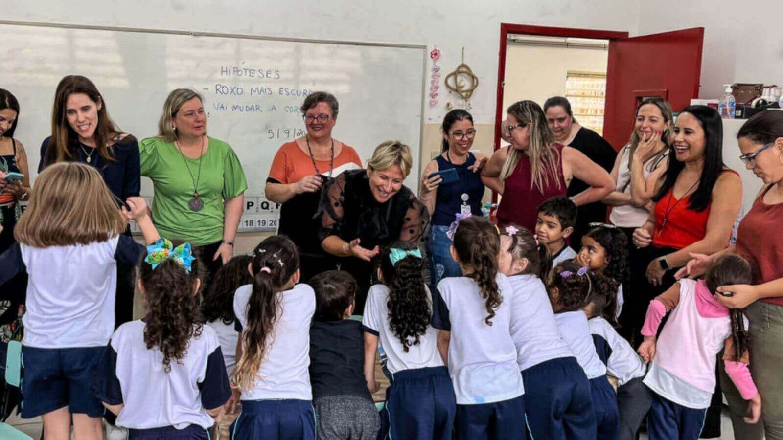 Educadora portuguesa conhece o programa Escola Inovadora de Jundiaí