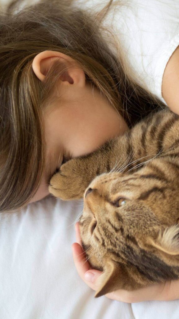 Menina dormindo com gato