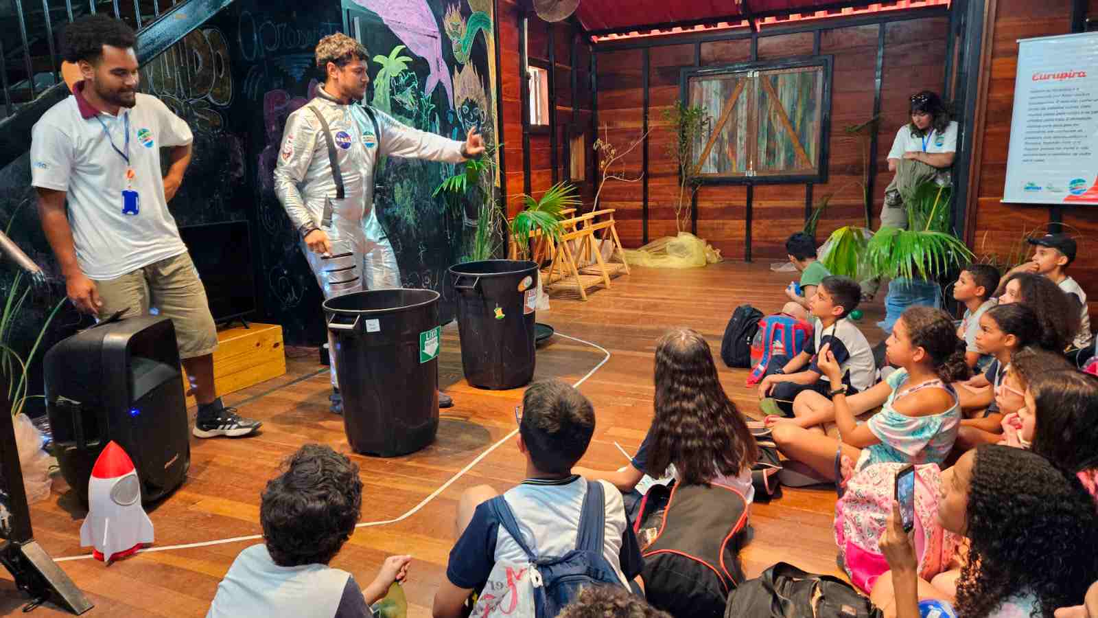 crianças assistindo teatro na casa da árvore no Mundo das Crianças