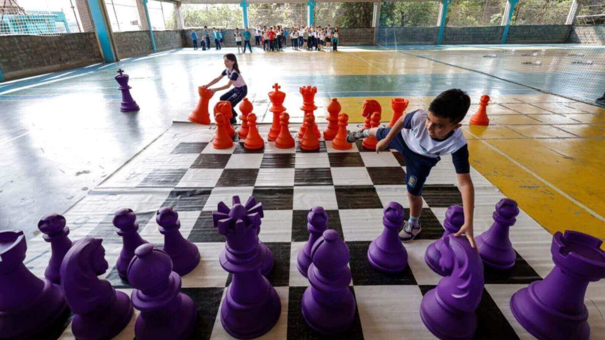 Xadrez melhora aprendizado e reúne 4 mil alunos de escolas