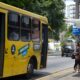 Mulher em calçada e ônibus municipal de Jundiaí na rua