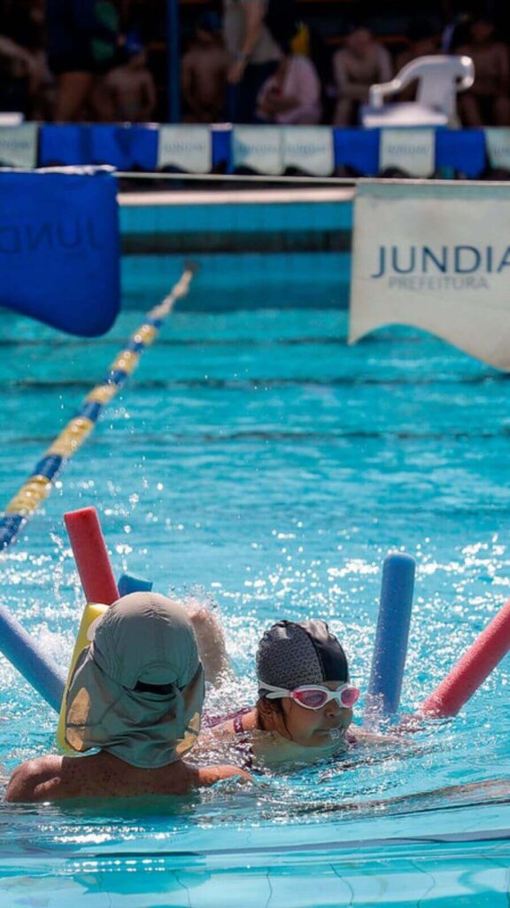 Festival Regional de Natação leva grande público à piscina do Bolão de Jundiaí