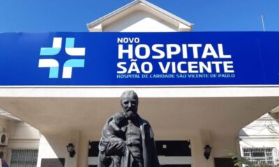 Entrada do Novo Hospital São Vicente, em Jundiaí, com estátua de São Vicente de Paulo em destaque e placa ao fundo.