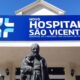 Entrada do Novo Hospital São Vicente, em Jundiaí, com estátua de São Vicente de Paulo em destaque e placa ao fundo.