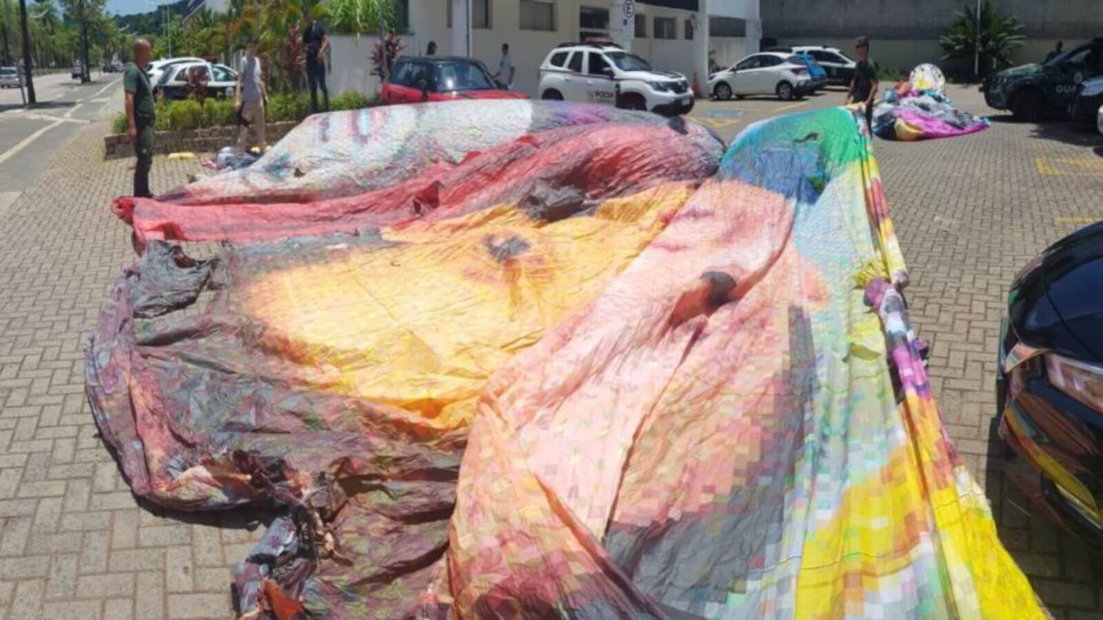 Balão gigante é apreendido em área de mata de Jundiaí