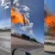 Vídeo avião pega fogo, cai em rodovia e atinge carro