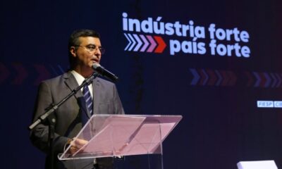 Rafael Cervoni presidente da Ciesp falando ao microfone durante um evento