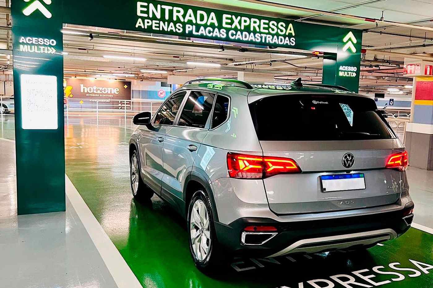 carro entrando no JundiaiShopping pela entrada expressa sem uso de cancelas