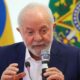 Presidente Lula falando no microfone em evento