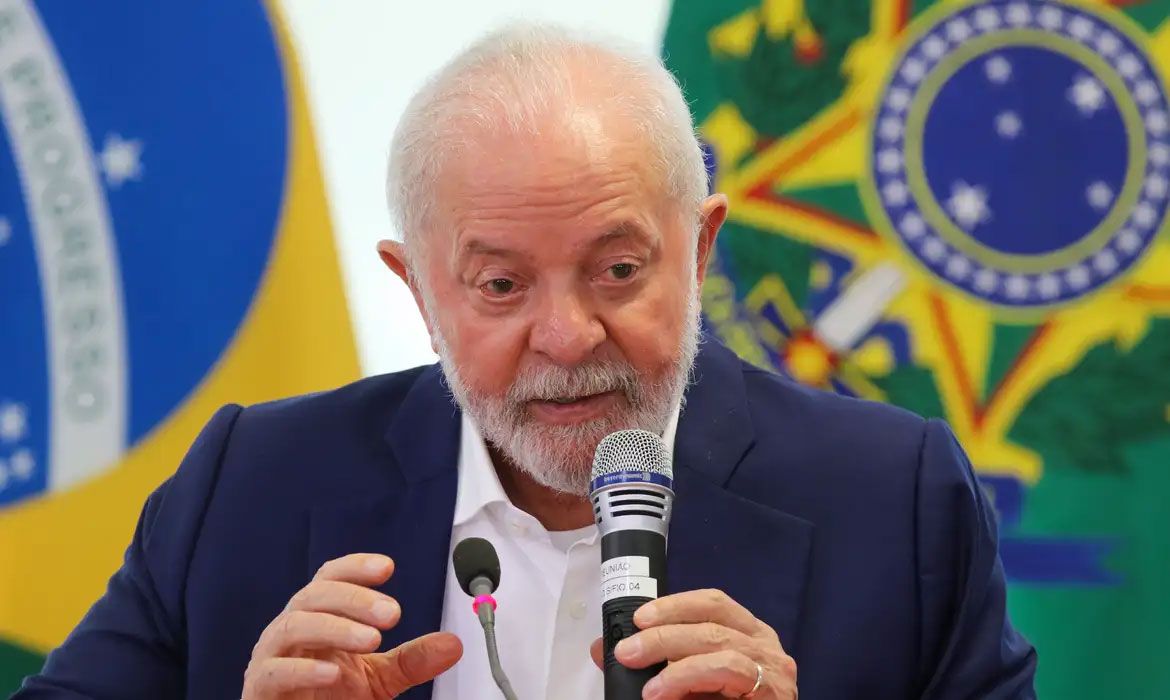 Presidente Lula falando no microfone em evento