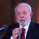 Presidente Lula falando ao microfone em transmissão pelo Canal GOV