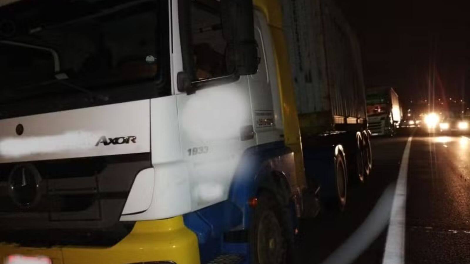 Acidente entre carretas interdita rodovia Anhanguera em Jundiaí
