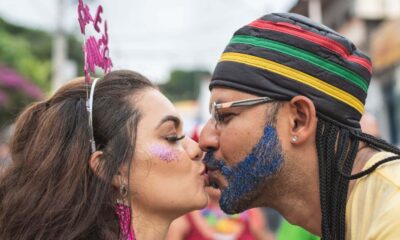 Pessoas se beijando no Carnaval