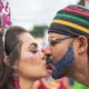 Pessoas se beijando no Carnaval