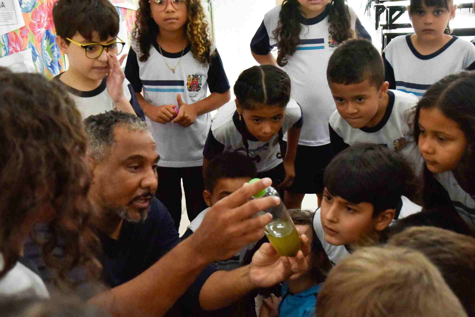 Professor conscientizando crianças sobre a dengue nas escolas municipais de Jundiaí