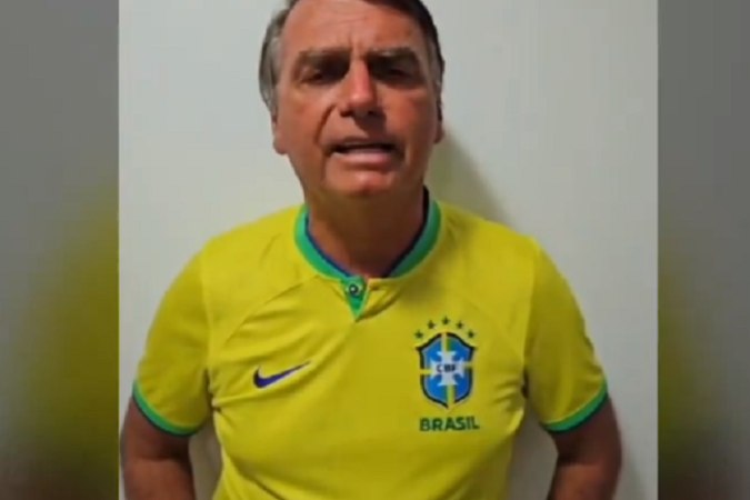 Ex-presidente Bolsonaro com camiseta da seleção brasileira convocando apoiadores para manifestação na Av. Paulista para o dia 25 de fevereiro