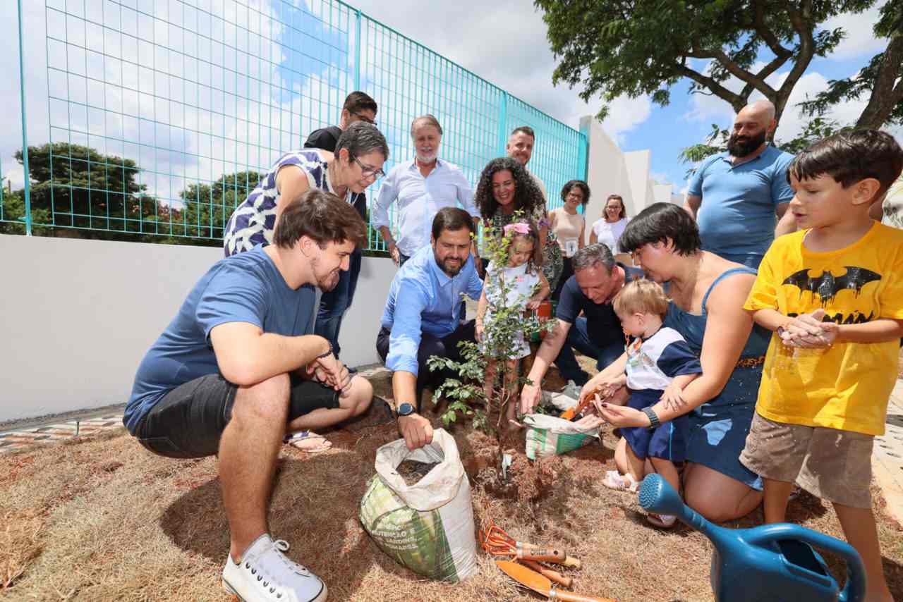 No espaço naturalizado, o prefeito, gestores, crianças e os vereadores Antonio Carlos Albino e Madson Henrique, plantaram uma árvore