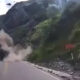 Pedras gigantes despencam de montanha e esmagam caminhões em estrada