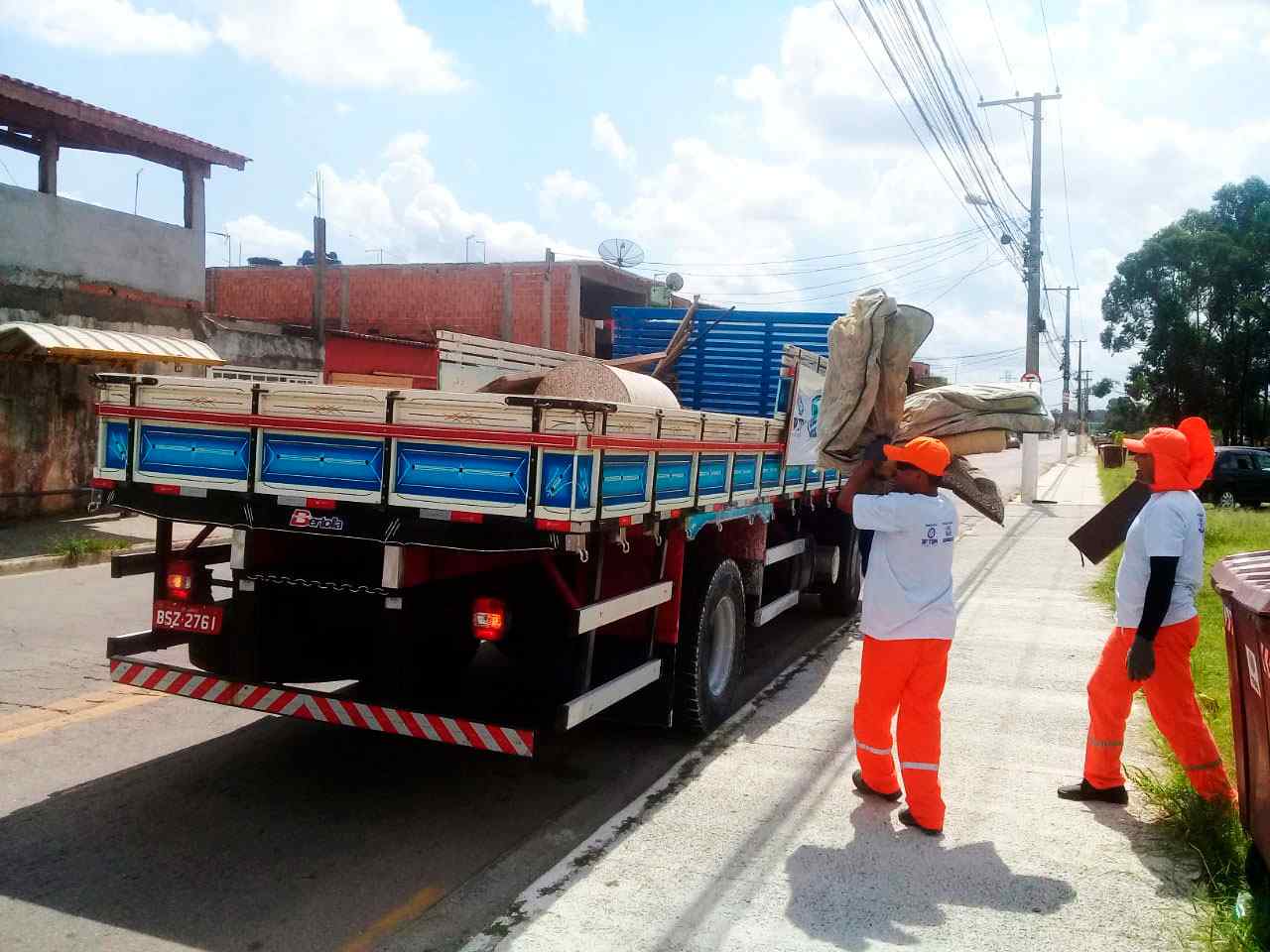 caminhão realizando limpeza pública nas ruas de Jundiaí
