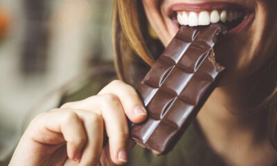 mulher comendo uma barra de chocolate