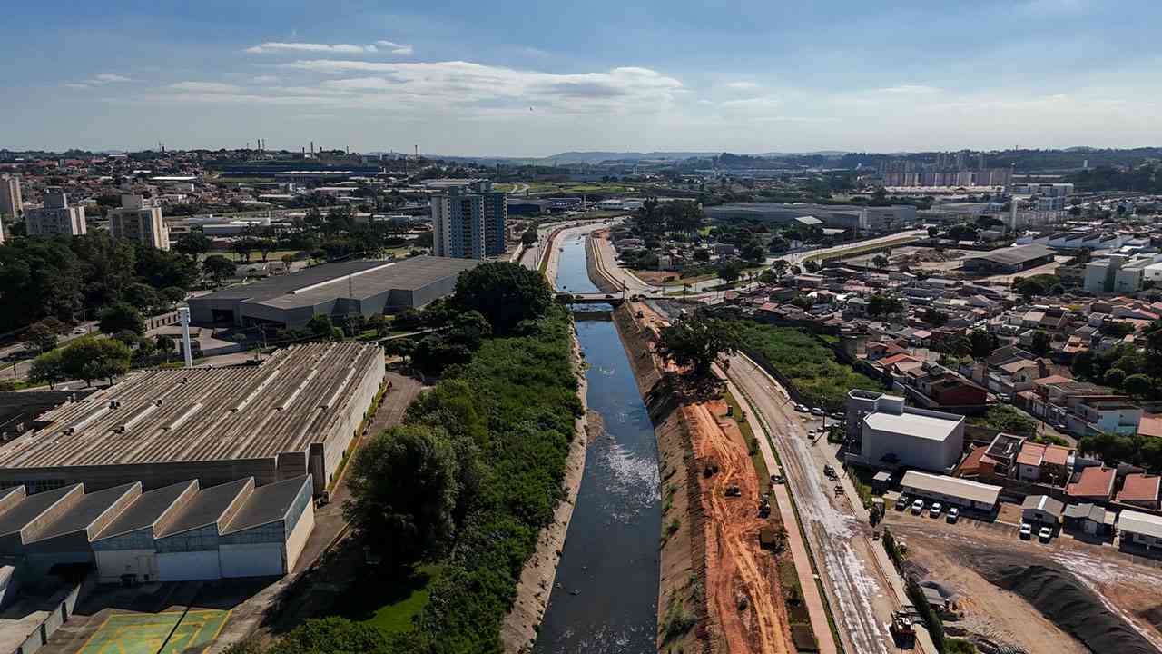 imagem aérea das obras de prolongamento da avenida Frederico Ozanan em Jundiaí