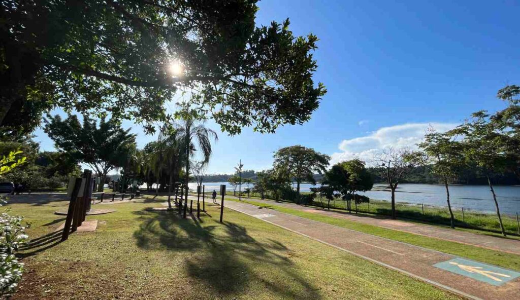 Vista do pista de caminhada e ciclo via do parque da cidade em Jundiaí