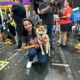 Tutora posando com seu cachorro no colo no desfile pet na 5ª FENS Jundiaí
