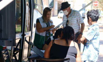 Funcionários da Prefeitura de Campo Limpo Paulista atendem moradores em uma ação de serviço comunitário móvel no bairro.