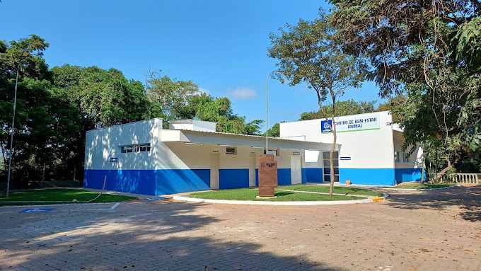 Centro de Especialidades em Bem-Estar Animal (Cebea) de Várzea Paulista, mostrando o prédio branco e azul cercado por árvores.