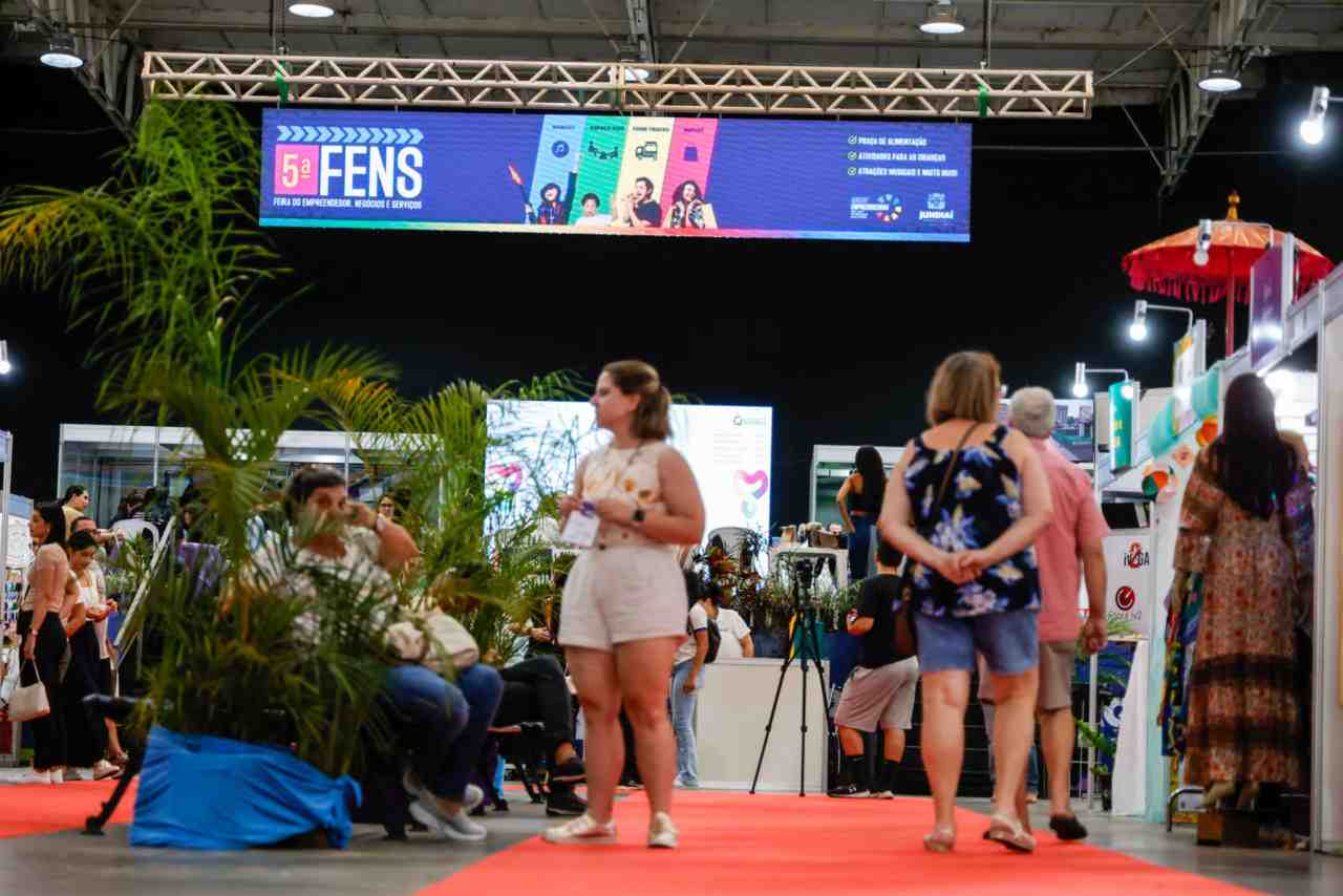 Visitantes exploram estandes na 5ª Feira do Empreendedor, Negócios e Serviços (FENS) em Jundiaí, destacando inovação e oportunidades de negócios.