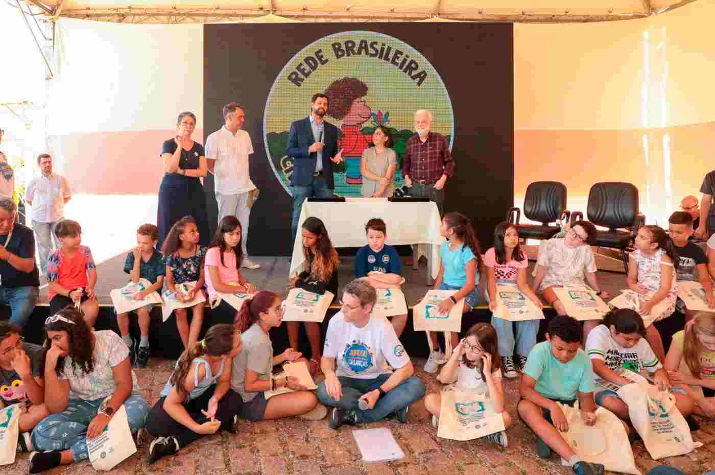 Crianças e adultos participam do Fórum Internacional das Infâncias em Jundiaí, promovido pela Rede Brasileira de Educação.