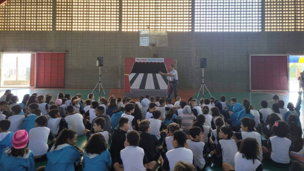 Crianças de Jundiaí assistem a teatro de fantoches sobre segurança no trânsito em evento educativo com policiais.