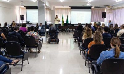 Uma palestra sobre a contratação de pessoas com deficiência, com diversas pessoas presentes em um auditório em Jundiaí