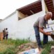 Agente e soldados do exército de Jundiaí inspecionando quintal por criadouros do mosquito da dengue