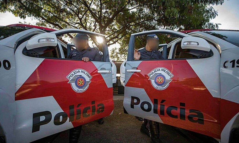 Carros da Polícia Militar, que foram acionados para prender as jovens acusadas de furto em Jundiaí