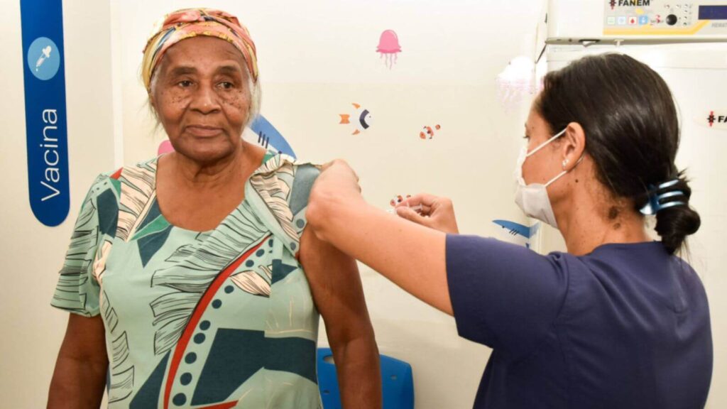 Idosa recebe vacina da gripe em UBS de Jundiaí